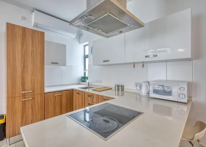 Apartment Stylish Balluta Bay Scape, 3bd