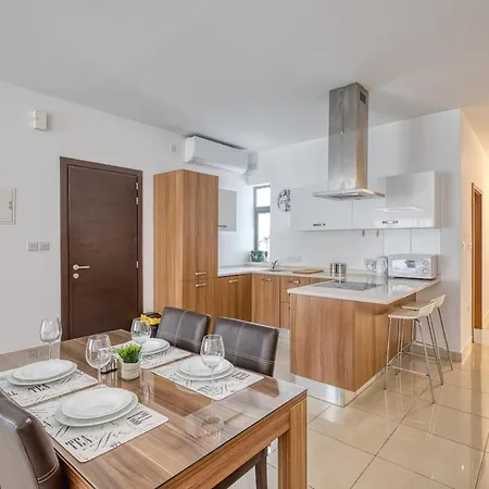 Apartment Stylish Balluta Bay Scape, 3bd Sliema