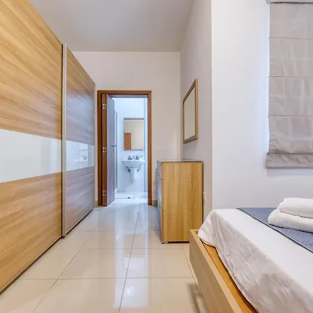 Apartment Stylish Balluta Bay Scape, 3bd *