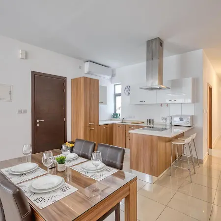 Stylish Balluta Bay Scape, 3bd Apartment Sliema