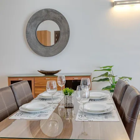 Stylish Balluta Bay Scape, 3bd Apartment Sliema