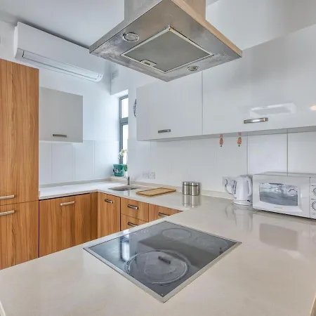 Stylish Balluta Bay Scape, 3bd Apartment *
