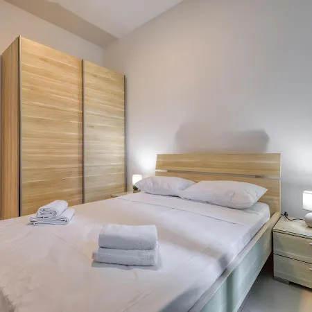 Apartment Stylish Balluta Bay Scape, 3bd Sliema