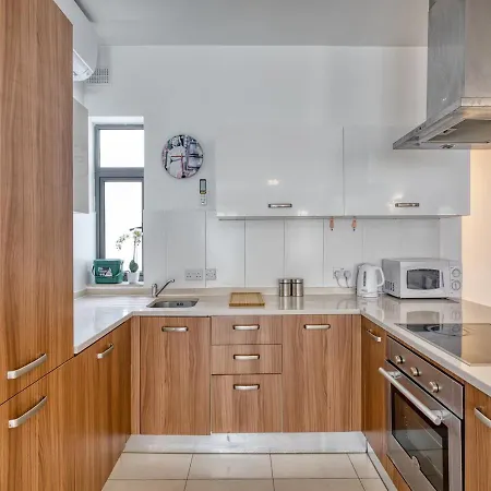 Stylish Balluta Bay Scape, 3bd Apartment *