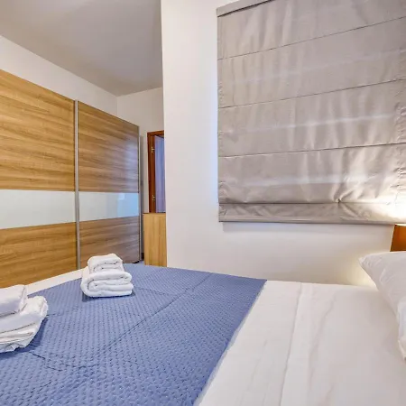 Stylish Balluta Bay Scape, 3bd Apartment *