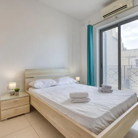 Stylish Balluta Bay Scape, 3bd Apartment *