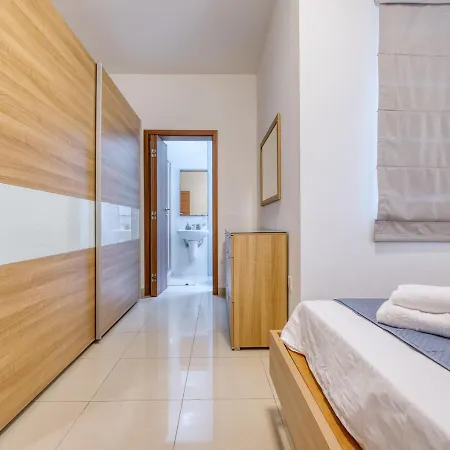 Apartment Stylish Balluta Bay Scape, 3bd Sliema